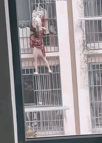 凌晨三点，业主群突然炸了。开窗一看，我CPU直接干烧——12楼红衣大姨整