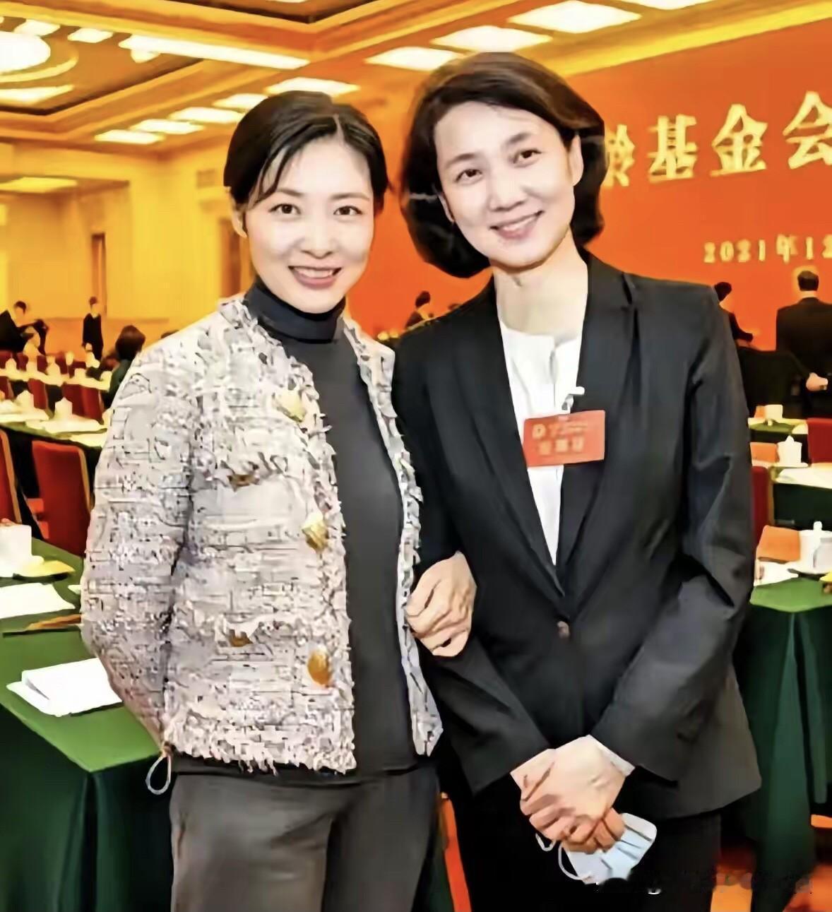 央视两位美女主持人在一起同框，真的养眼，一个气质如兰，一个貌美如花，周涛才貌双全