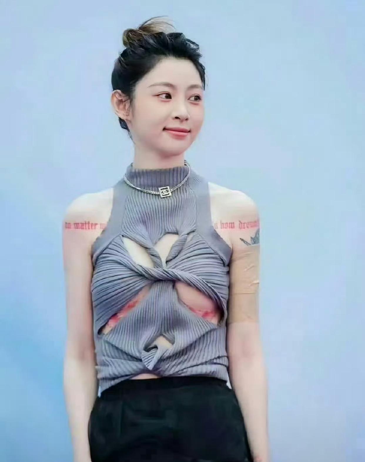 痞幼其实也很后悔在身上纹那么多纹身吧？当初年轻人都很流行在身上纹纹身，他们不