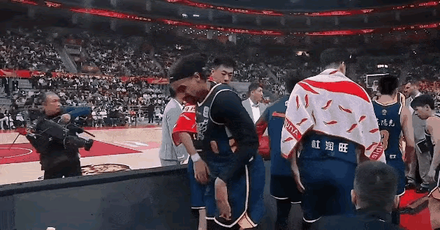 如无意外，广东对上海这场比赛应该是萨林杰在广东队的最后一场球了。上半场拉伤的萨林