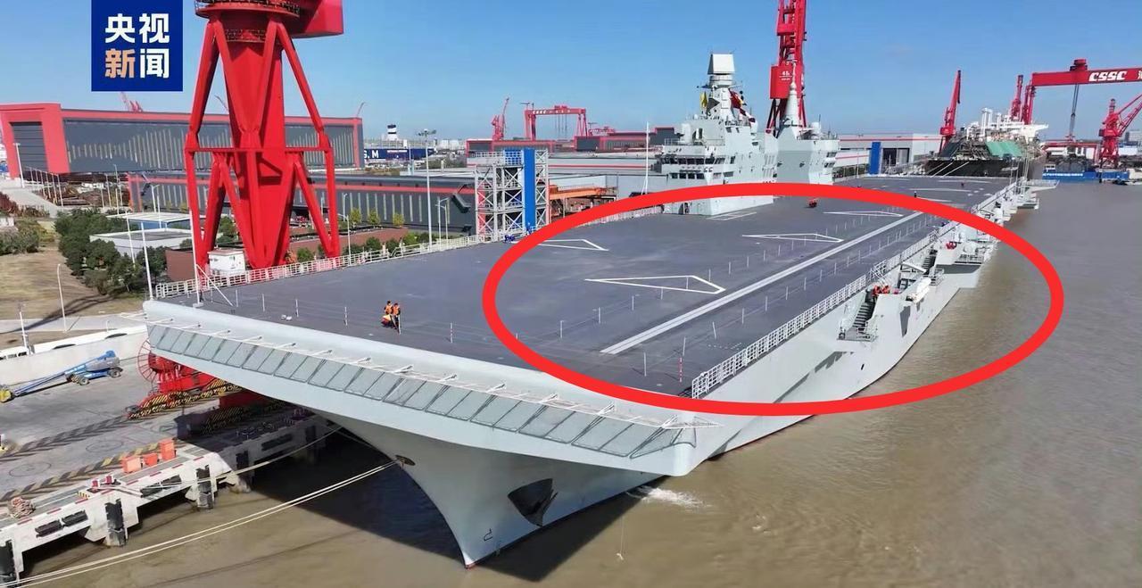 重磅消息！四川舰不仅有电磁弹射器，而且还有拦阻索！虽然四川舰定义为两栖攻击舰