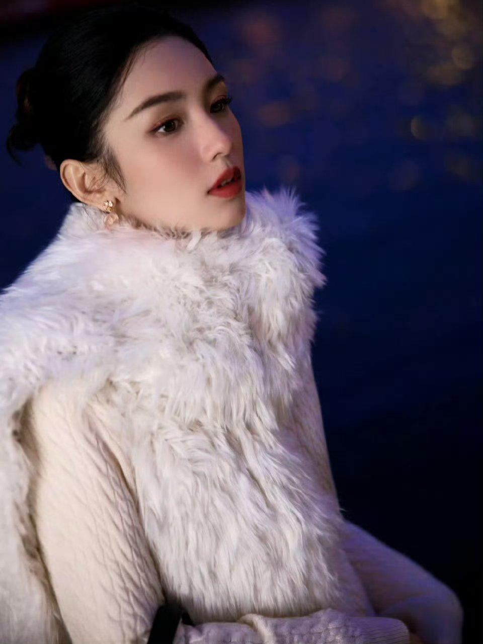 她来了Dior女郎带着最美的骨相来了周也真的顶级骨相