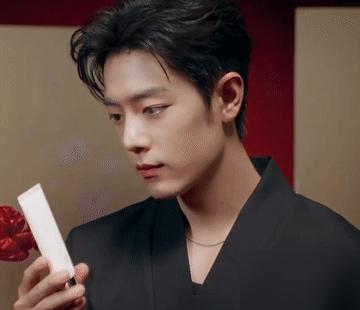 五小时狂卷四千七百万，肖战这支防晒广告把所有人的脸都打肿了。全网都在疯传这组堪比