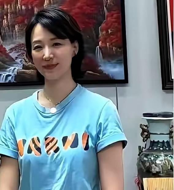 我今天看到一则关于董卿的报道，心中感慨万千。​53岁，她选择了在上海隐居，低调陪