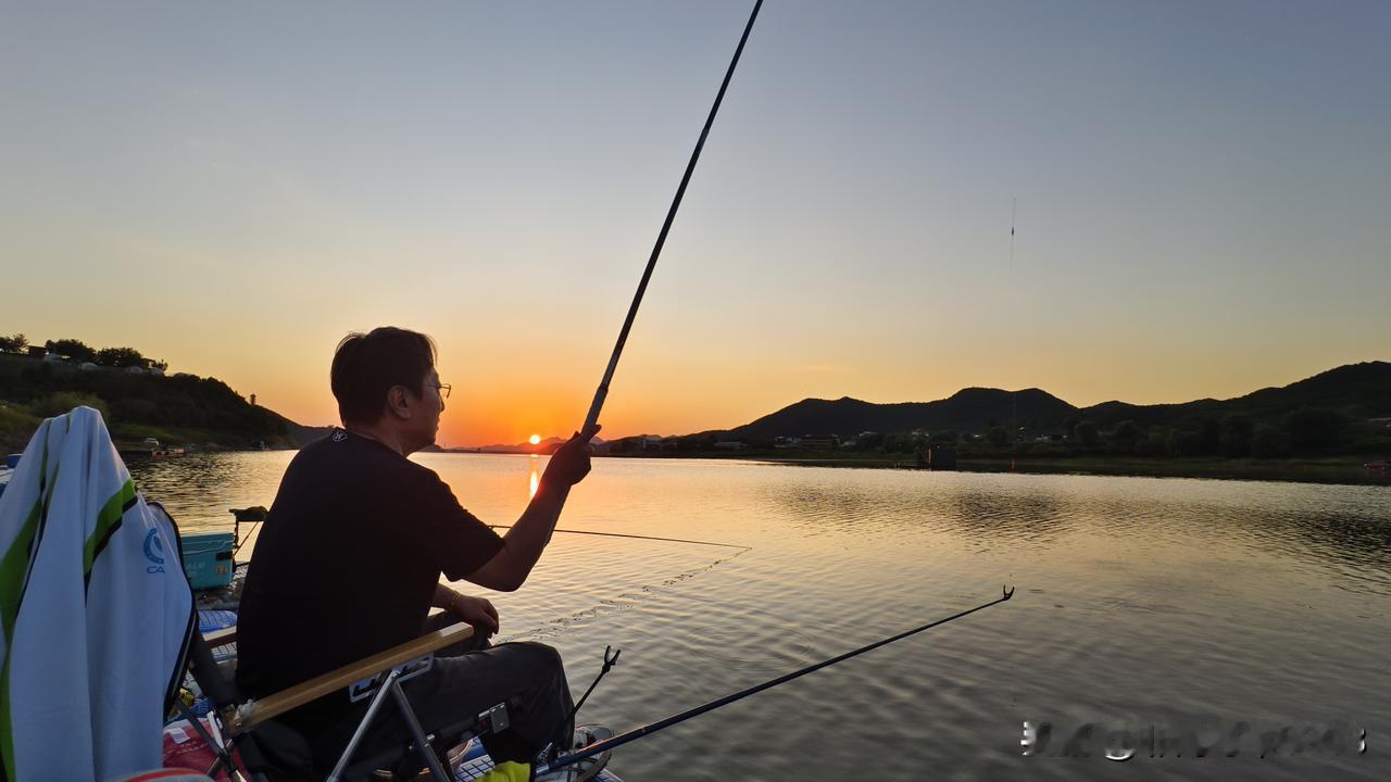 夕阳西下，持竿垂钓，这是只属于自己的静谧时光。周围景色皆被如镜的湖面揽入怀中，