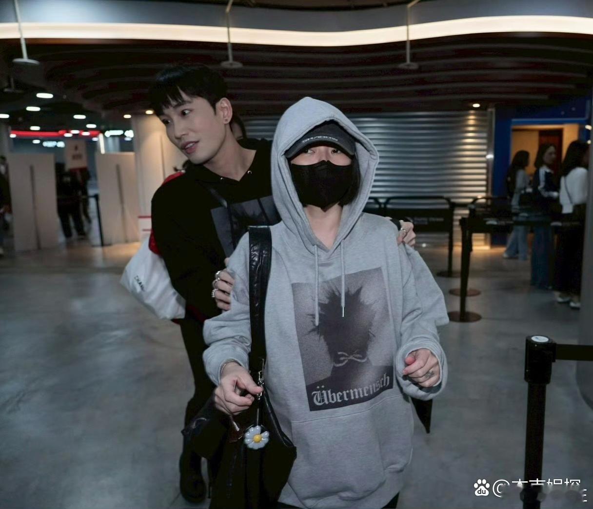 小S去看韩国男星权志龙的演唱会，男助理一直在身边保护她，一直搂着她的肩膀，两个人