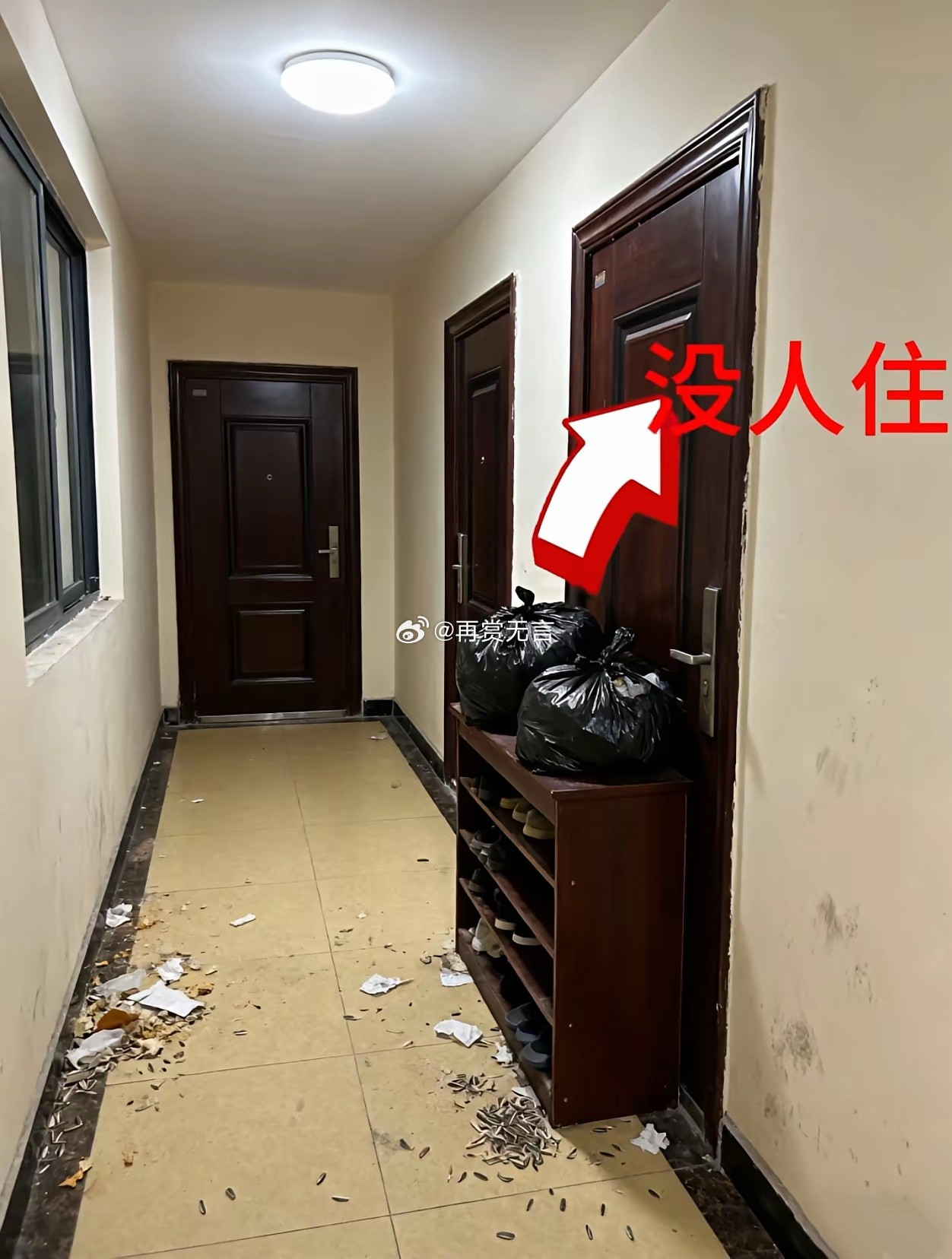 邻居家一直没有人住，家里老人把鞋柜放人家门口被投诉了。反正也是空着，放一下东西做