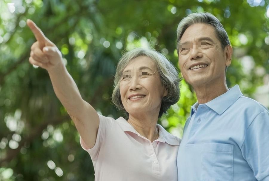 为什么很多60岁以后老人不显老？专家统计：有3个不一般的特点清晨六点，小区花园