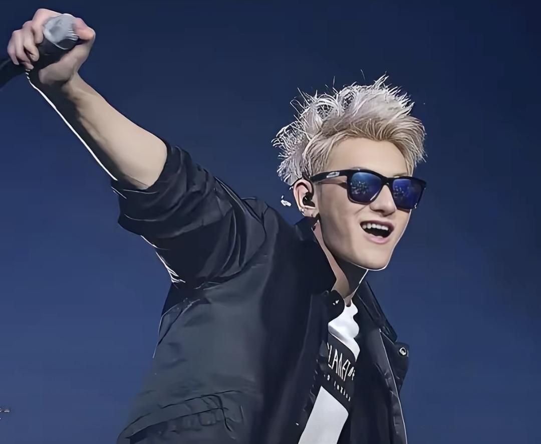 黄子韬小时候练武摔了头，脑出血做了开颅手术，缝了43针。这事儿最近上了热搜，他自