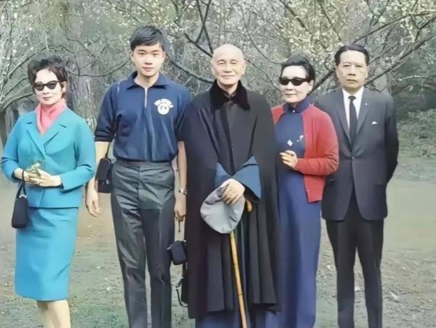 1966年，宋子安一家三口去看望三姐宋美龄，和姐夫蒋介石。从照片可以看出，196