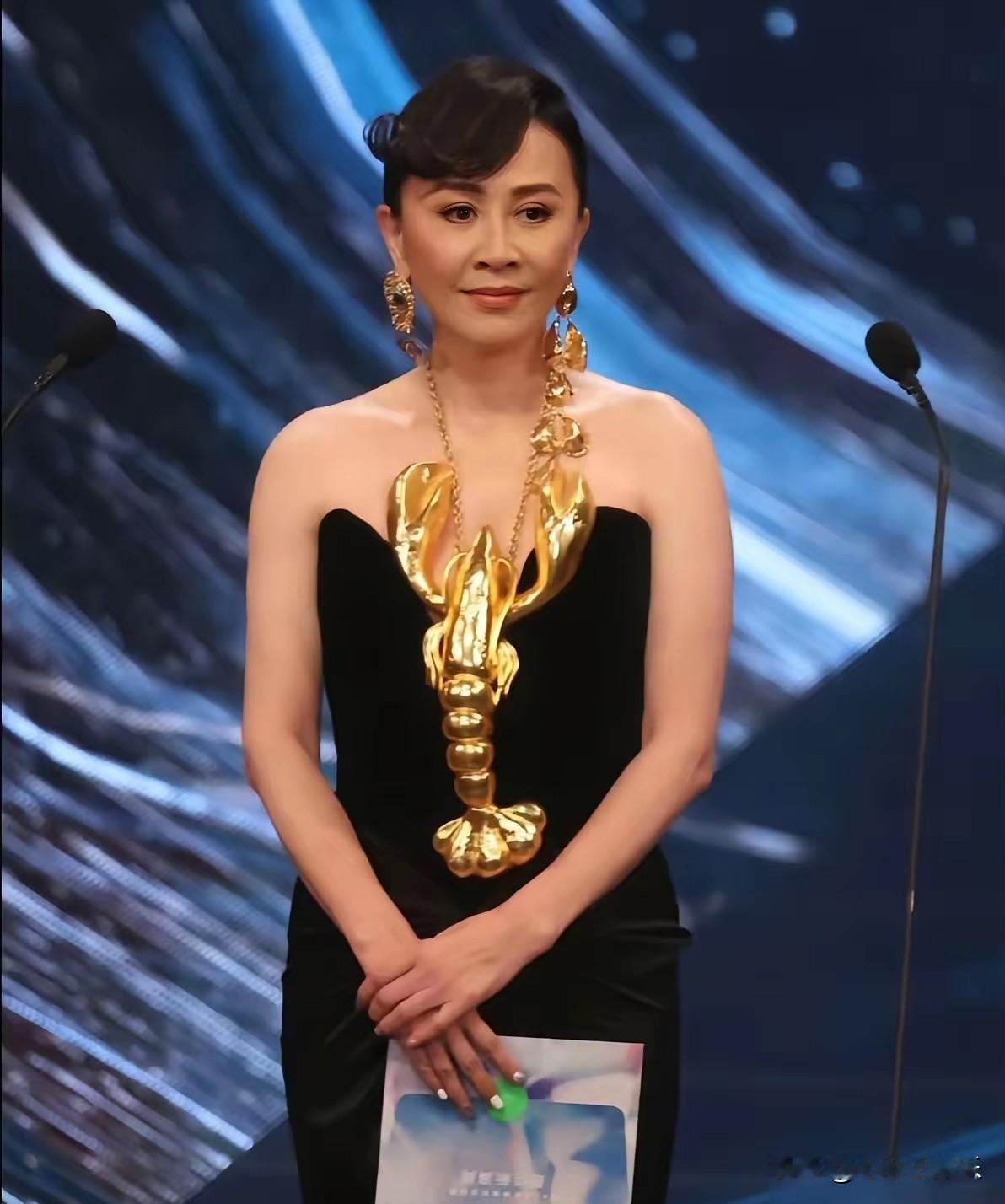 刘嘉玲真是有钱人刘嘉玲耳朵上戴的，胸前戴的，这才叫豪横。这只黄金大虾，