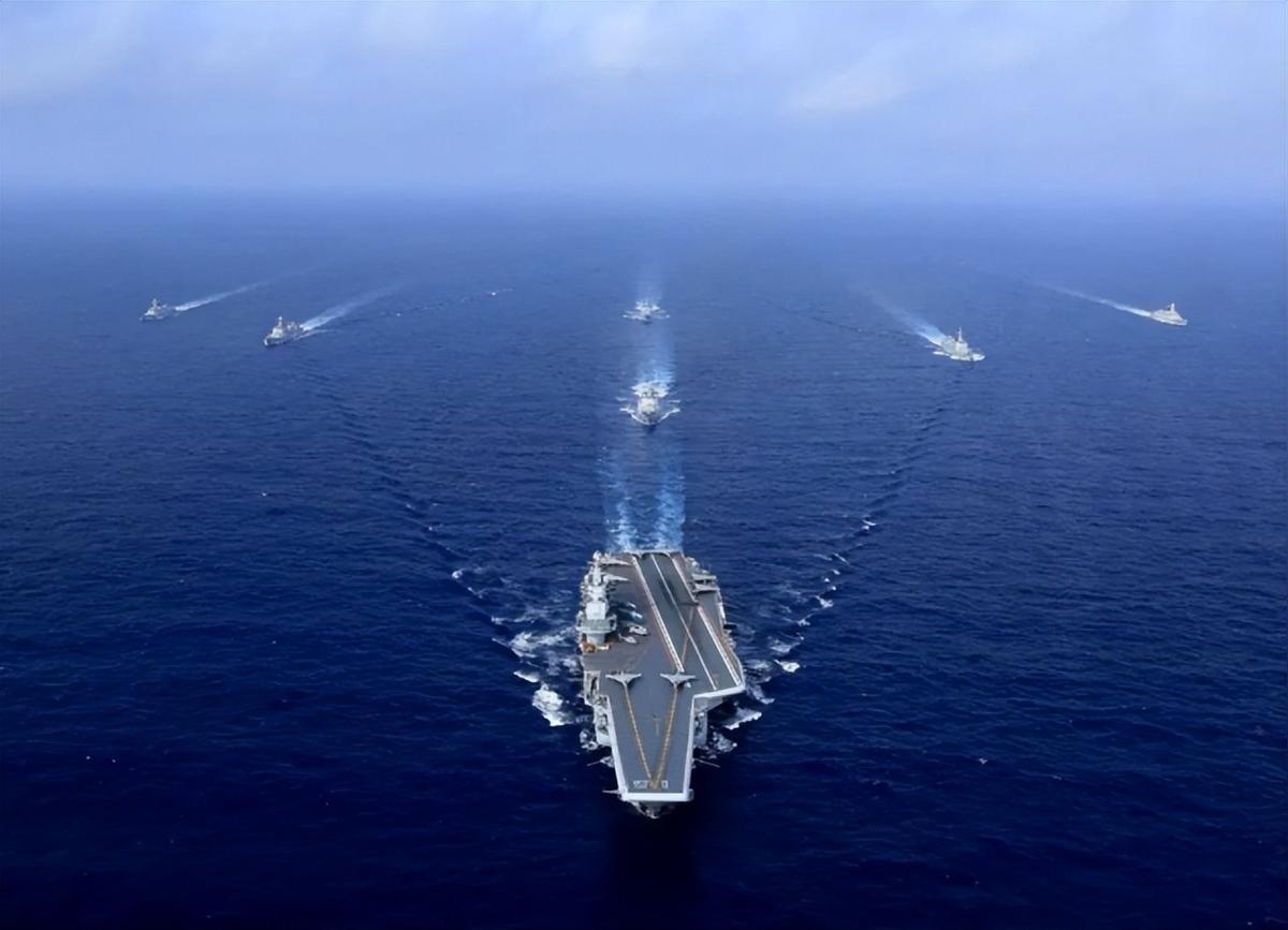 亚洲现役最强航空母舰：东大的003型电磁弹射航母“福建舰”。福建舰的吨位：满