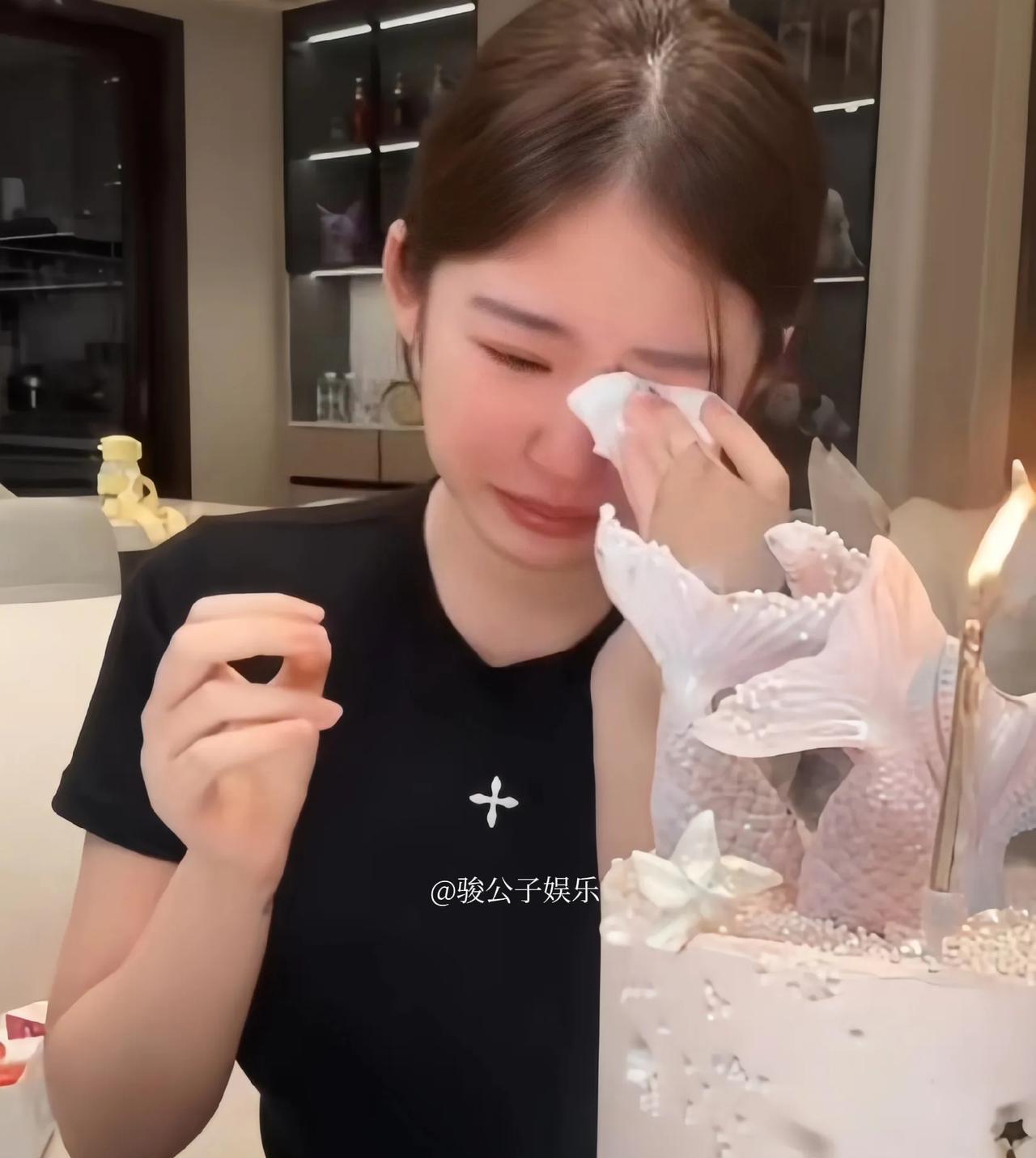 黄一鸣昨天庆祝26岁生日，想到自己一路走来的不易，她哭的不行。黄一鸣说自己现在