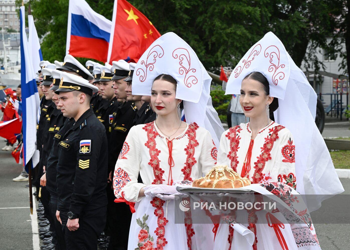 中国海军“戚继光舰”、“昆仑山舰”组成的舰艇编队23日抵达俄罗斯符拉迪沃斯托克港