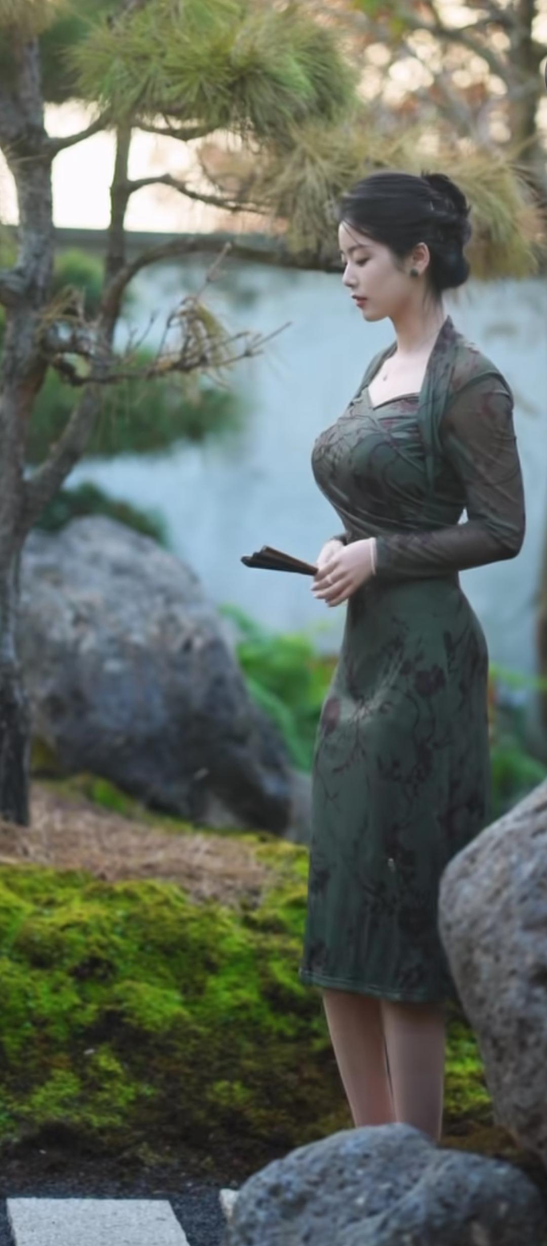 旗袍系列1:庭院深深深几许，绿意盎然映佳人。