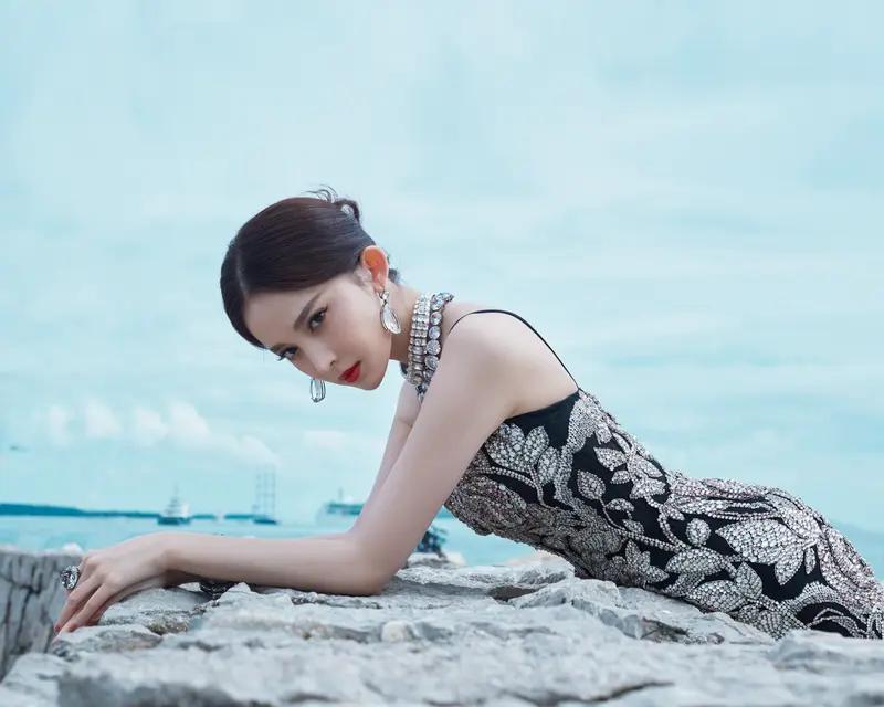 迪丽热巴和古力娜扎这两位新疆美人，堪称内娱浓颜天花板，每次被比较都能吵翻评论区。