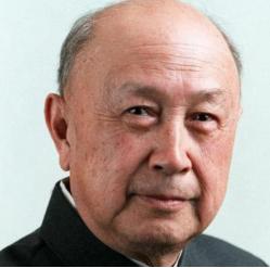 1956年，中南海怀仁堂，国宴。钱学森拿着大红请柬找到第37桌，转了一圈又一圈，