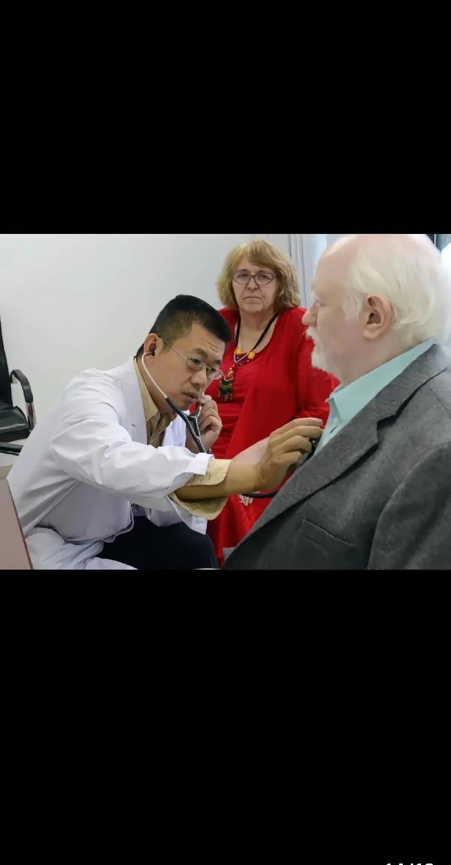 日欧美多国外籍人土，组团来中国看病，因为欧美医院，价格昂贵且耗肘耗力，一场疾病甚