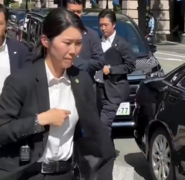 日本的等级观念很强，这名自卫队女官因为搭讪高市早苗而丢官。这名女官随同高市早苗