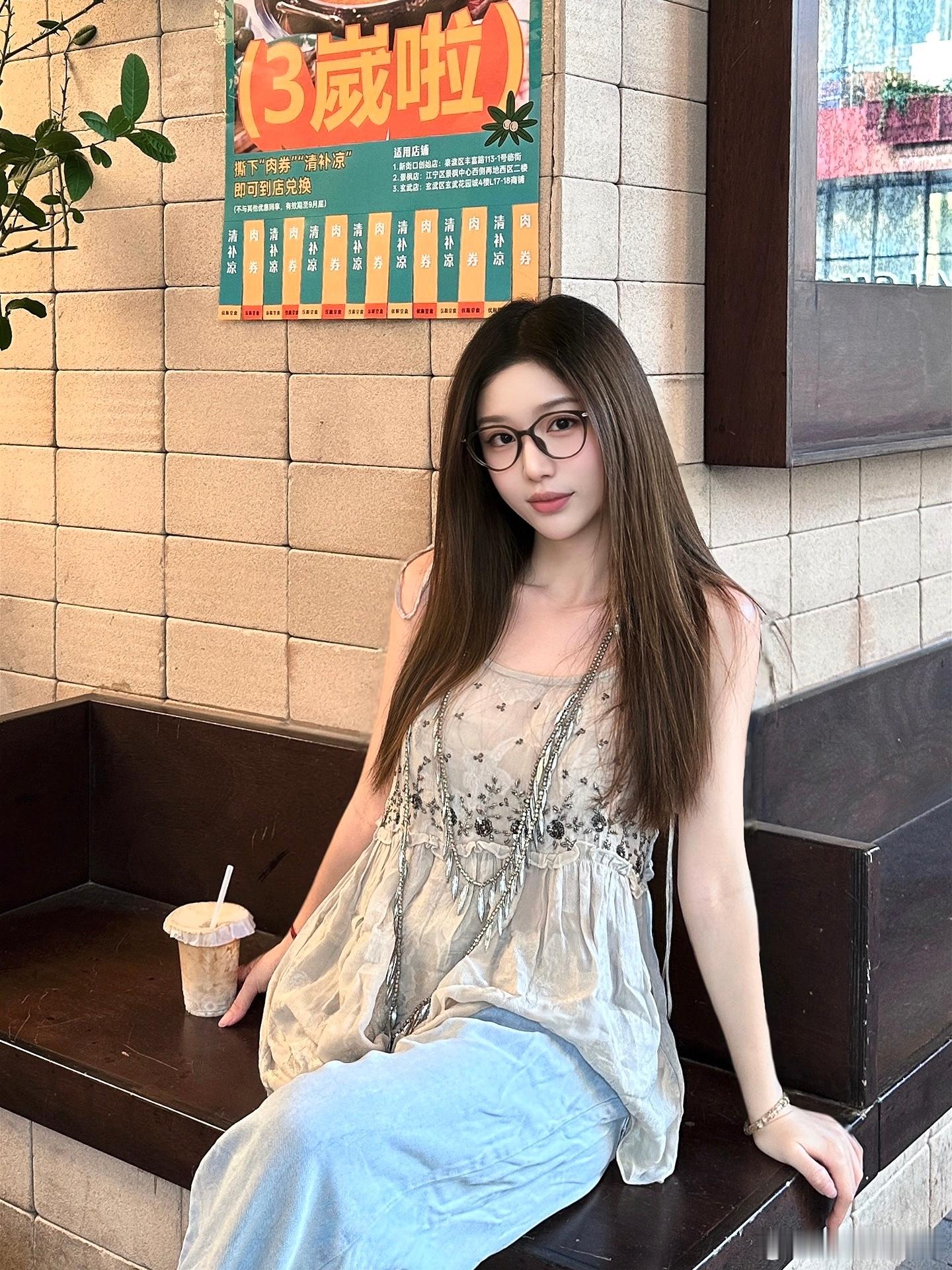 近视女孩👓🤔​​​