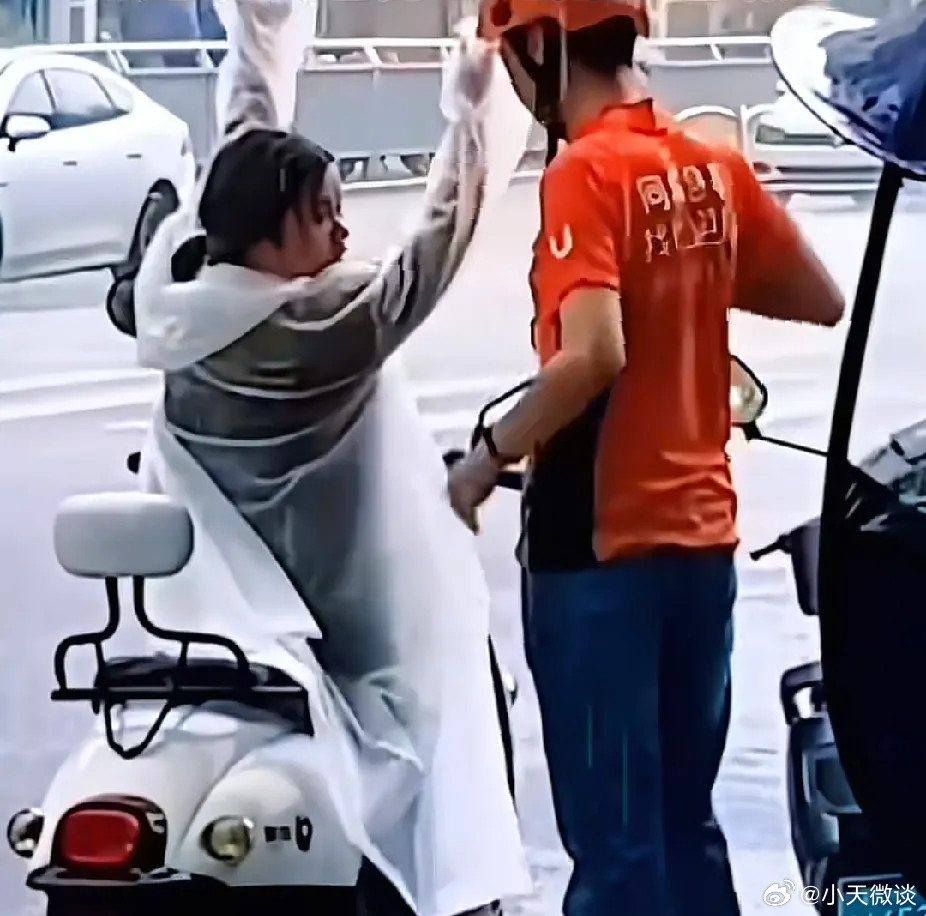 暖心一幕！山东，一条马路上十字路口的红灯亮了，车流一下停在路口。此时，天上正下着