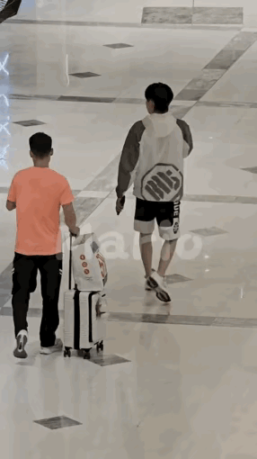 严重怀疑是不是品牌方要求王楚钦穿一次新款的衣服，李宁的工作人员也到了多哈。其实