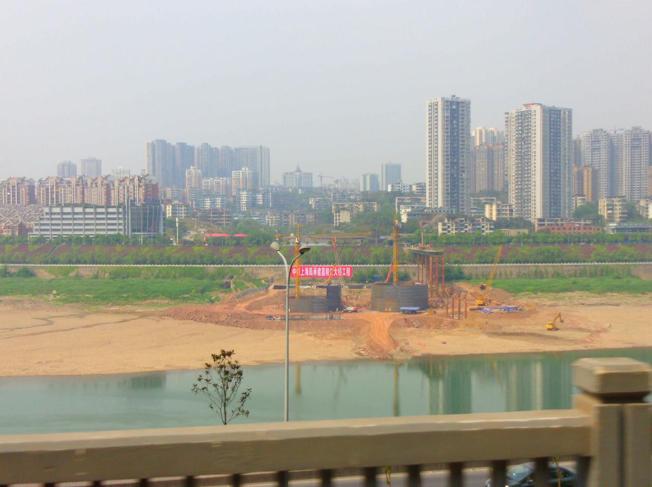 重庆嘉陵江红岩村大桥曾被重庆网民调侃是“世纪工程”，从开工到通车达十年之久，中间