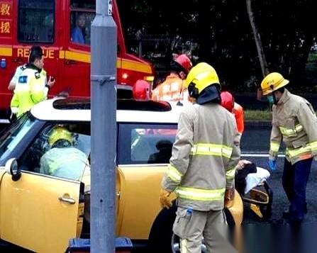 45分钟。一辆停在路边的车，雨刮器就那么来来回回地摆了45分钟。天没下雨。