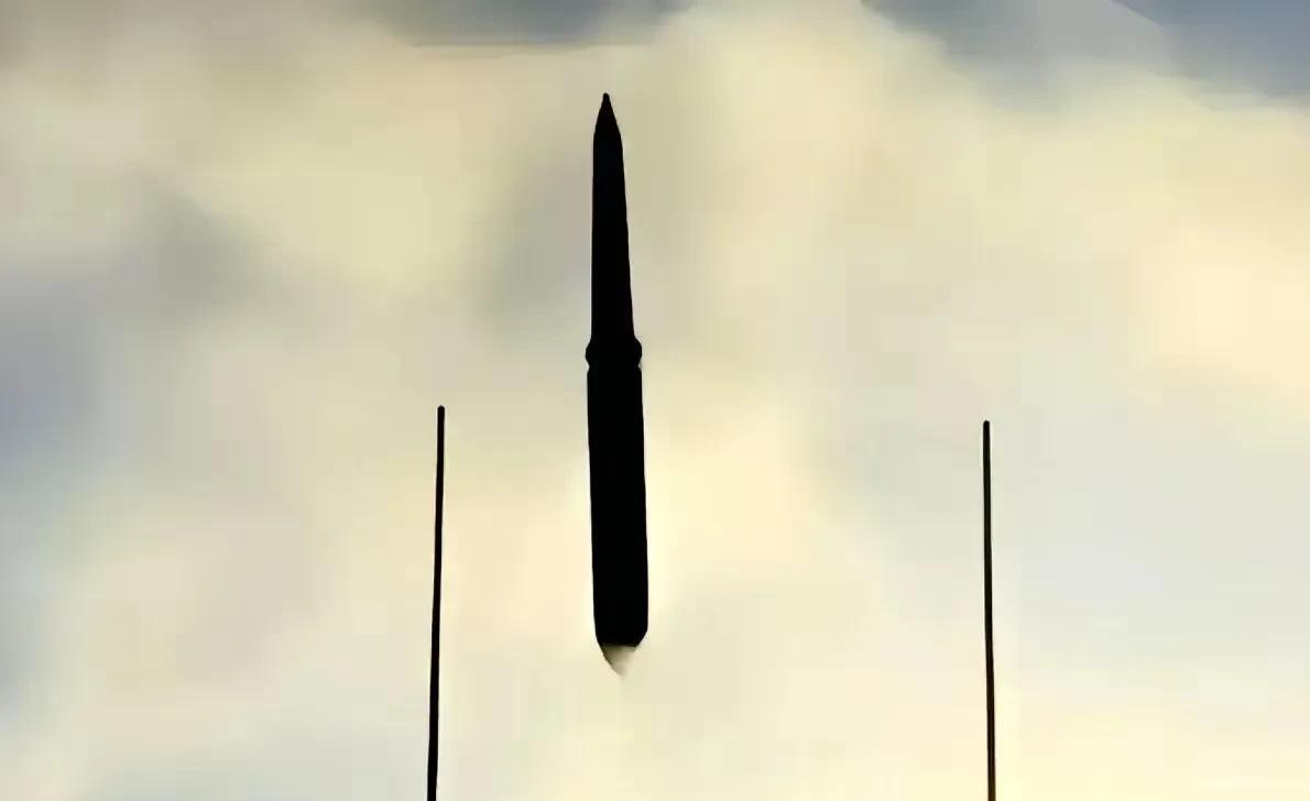 《日本时报》称，中国海军055驱逐舰大连舰近日在南海试射新型高超音速导弹，导弹末