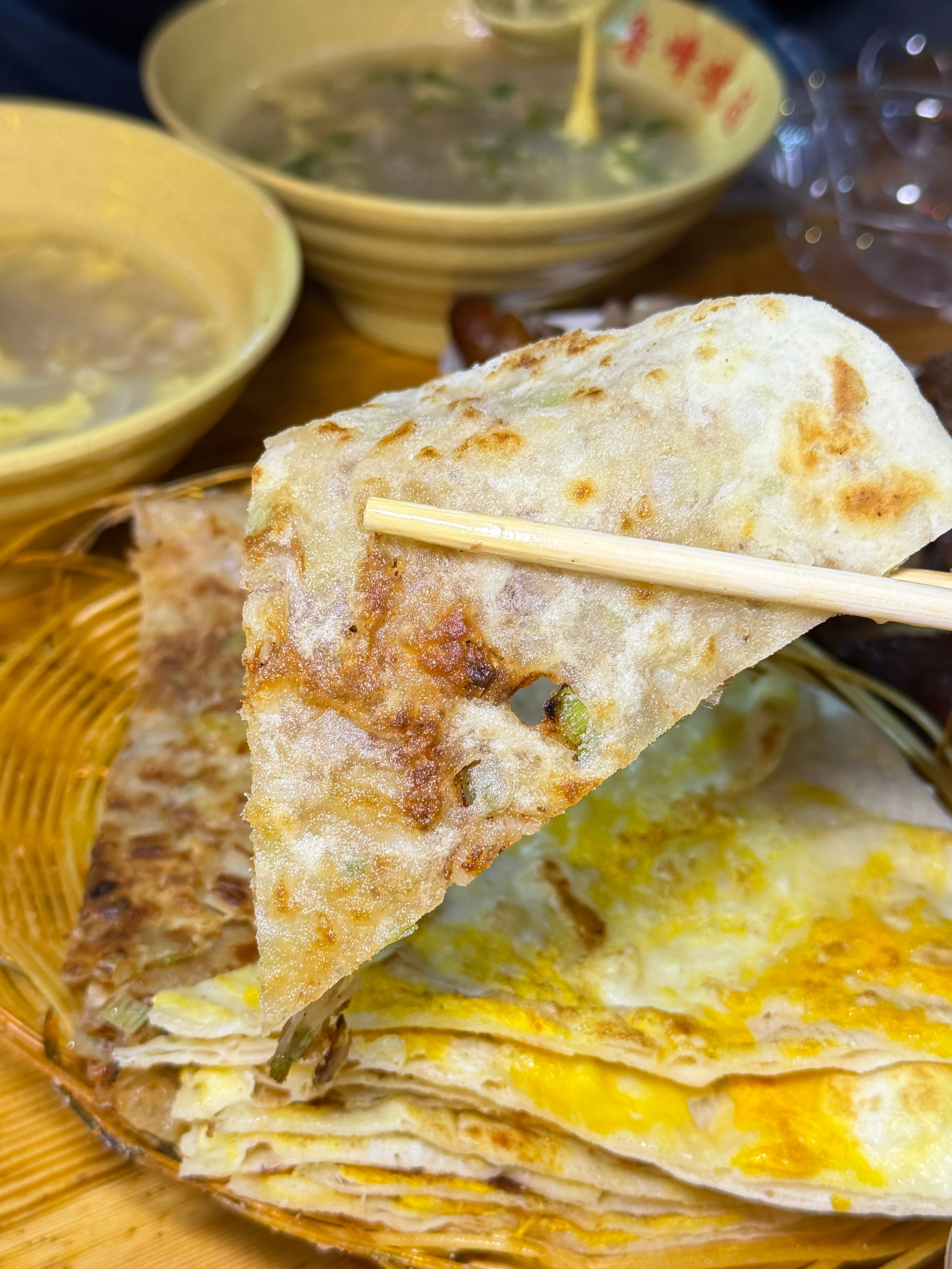 菏泽的鸡汤配羊油饼也太美了吧！菏泽