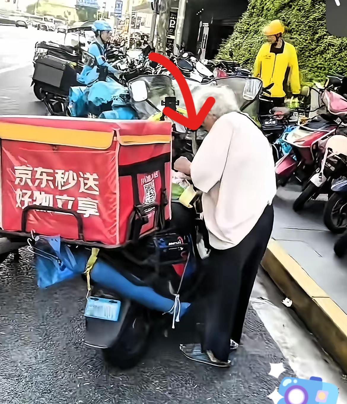 老人“顺”外卖引爆全网：这哪是拿外卖，分明在掏骑手心窝子上海街头，骑手刚转