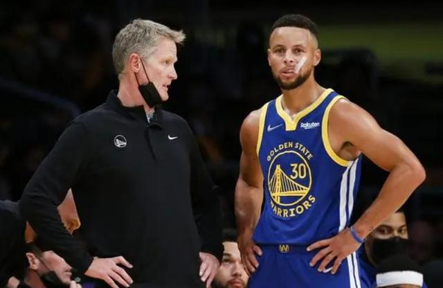 科尔续约了合同，要是想要和库里同进退，库里也需要再续约。据ESPN消息，库里也将