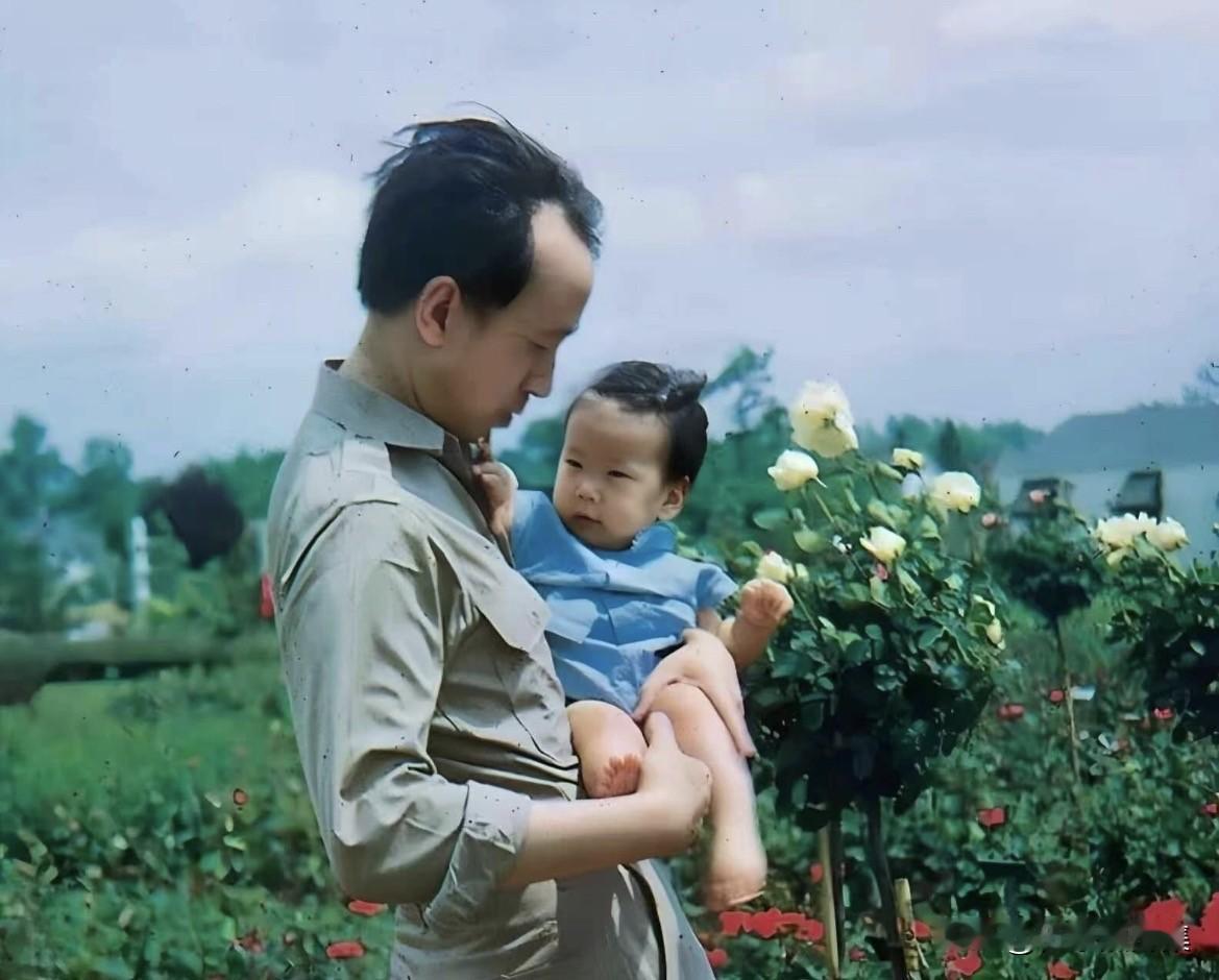 1952年的美国加州住所，时年39岁、已是世界顶尖科学家的钱学森，身穿浅米色风衣