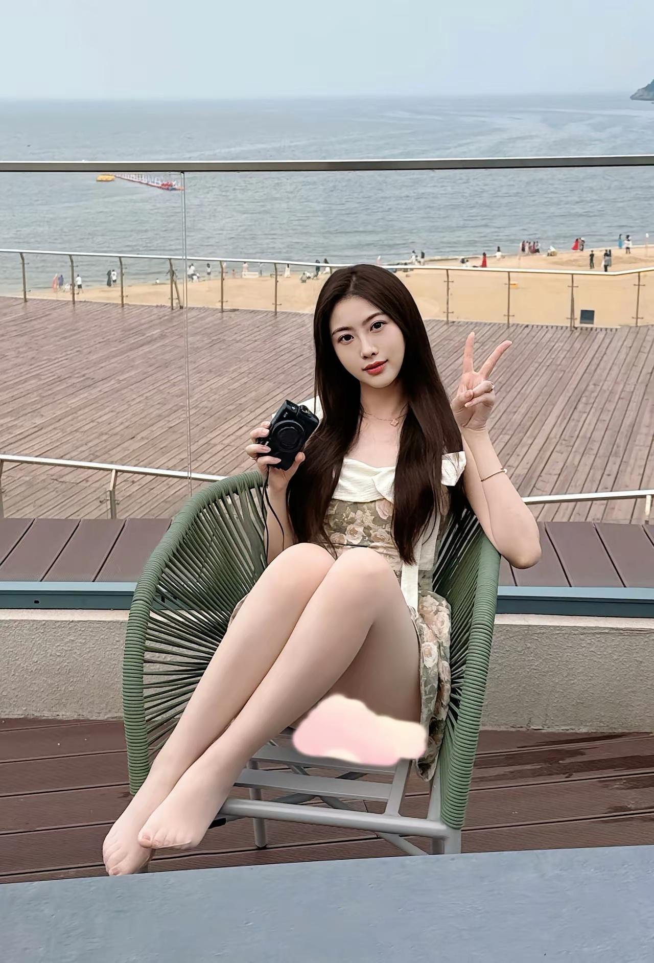 海边度假，相机在手，快乐无限！🌊📸👍