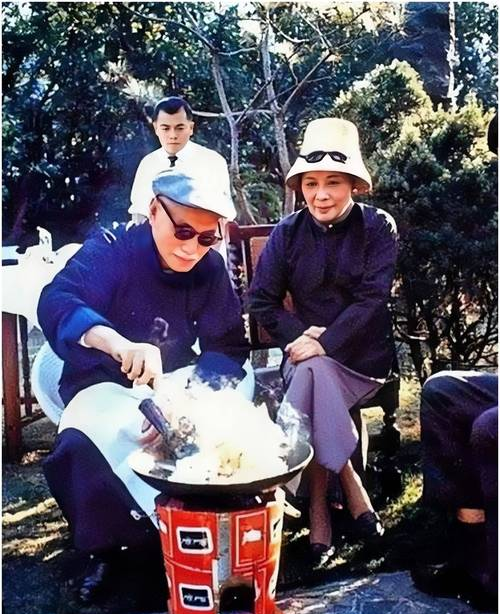 1953年，蒋中正与军统副局长戴笠的儿媳妇及两个孙子在台湾的合影老照片，这可不是