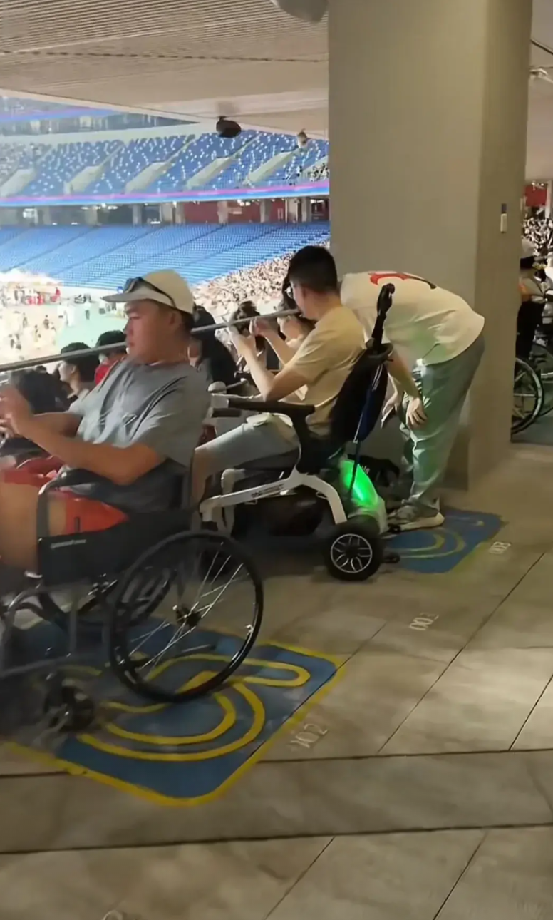 谢霆锋杭州演唱会有一个轮椅专区，顾名思义，就是坐轮椅的观看包厢。这个包厢不管你买