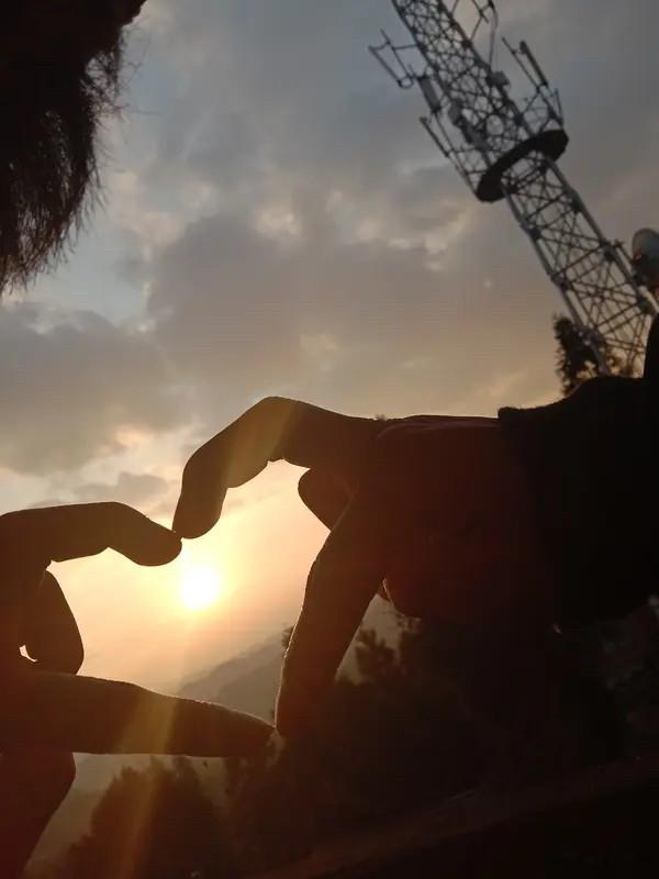 维系夫妻感情，最核心的不是轰轰烈烈的浪漫，而是藏在日常里的“看见”与...