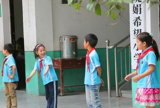 中午休息，看群里讨论，去年死亡的人数比生育的人数多，中国减少了几百万人，大家都挺