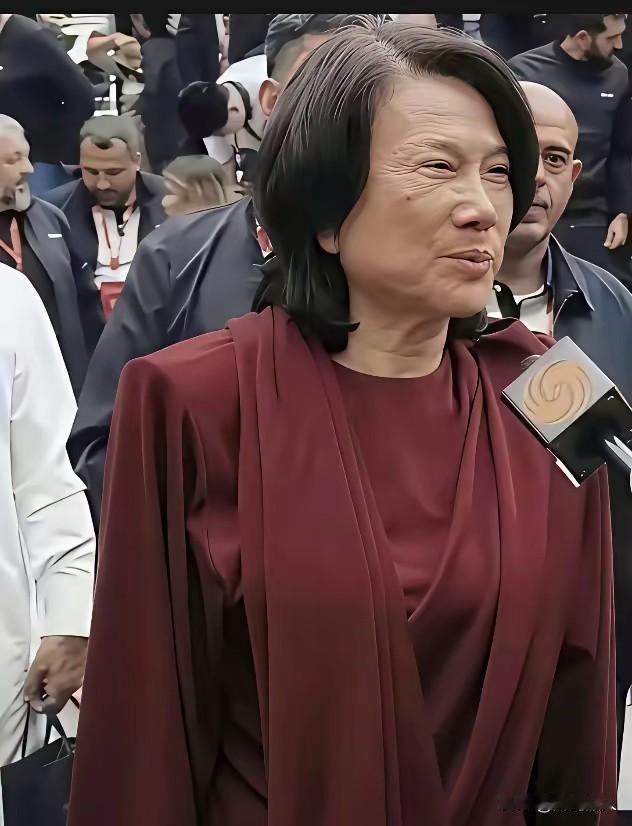 七十多岁的懂明珠终于把自己熬成了女汉子。望着她沧桑而刚毅的面容如仰视一棵苍劲的