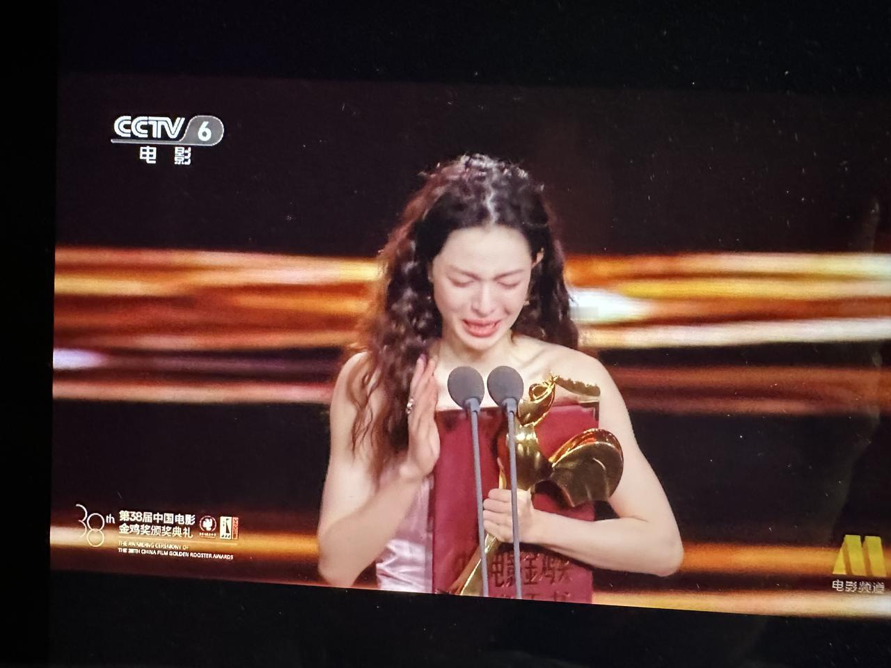 金鸡奖最佳女配角钟楚曦领奖好激动啊！今晚第一个奖项就是最佳男配角和最佳女配角，