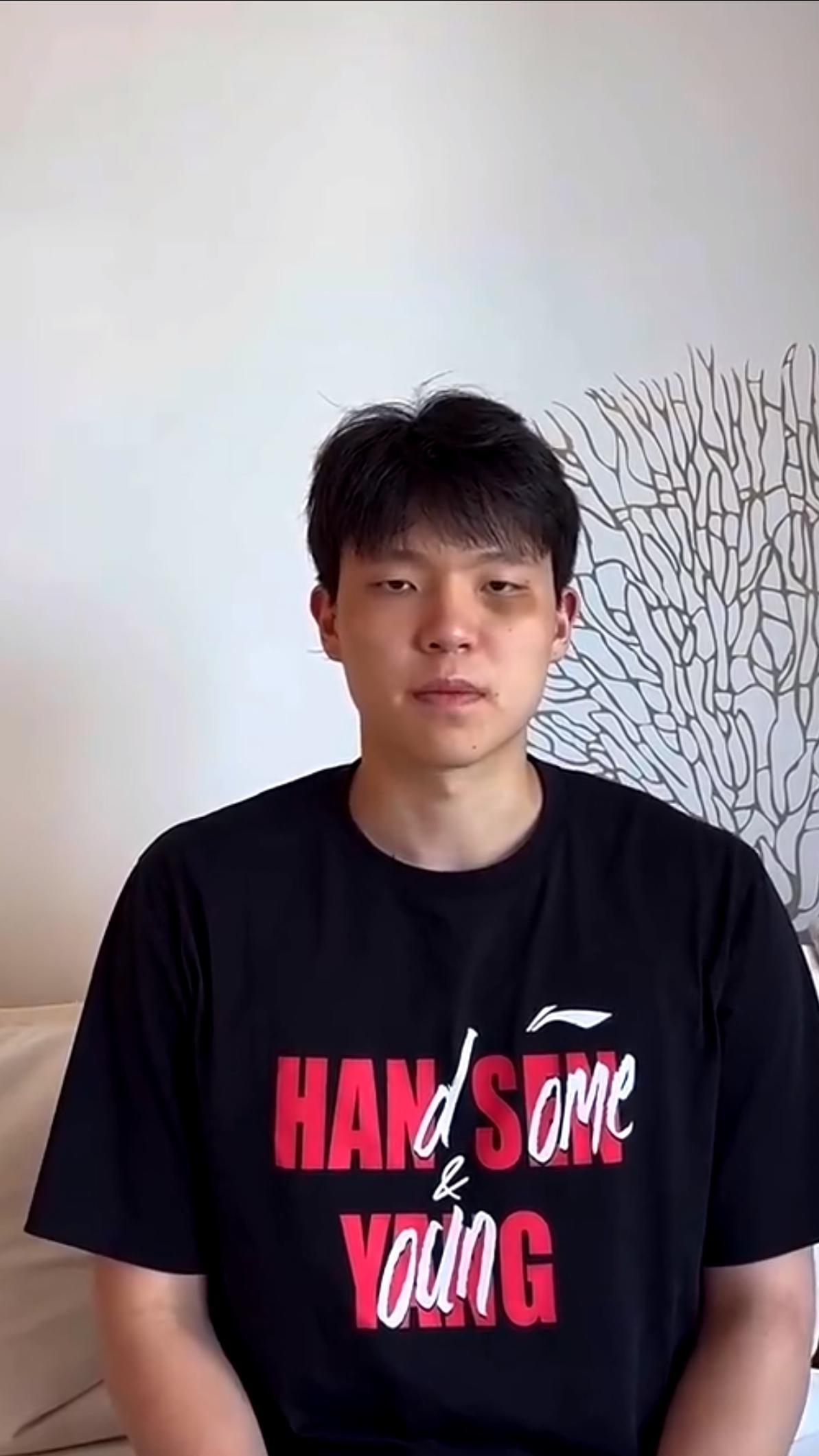 杨瀚森在美国被“揍”了，变成了名副其实的“功夫熊猫”？！杨瀚森顶着乌青的眼眶