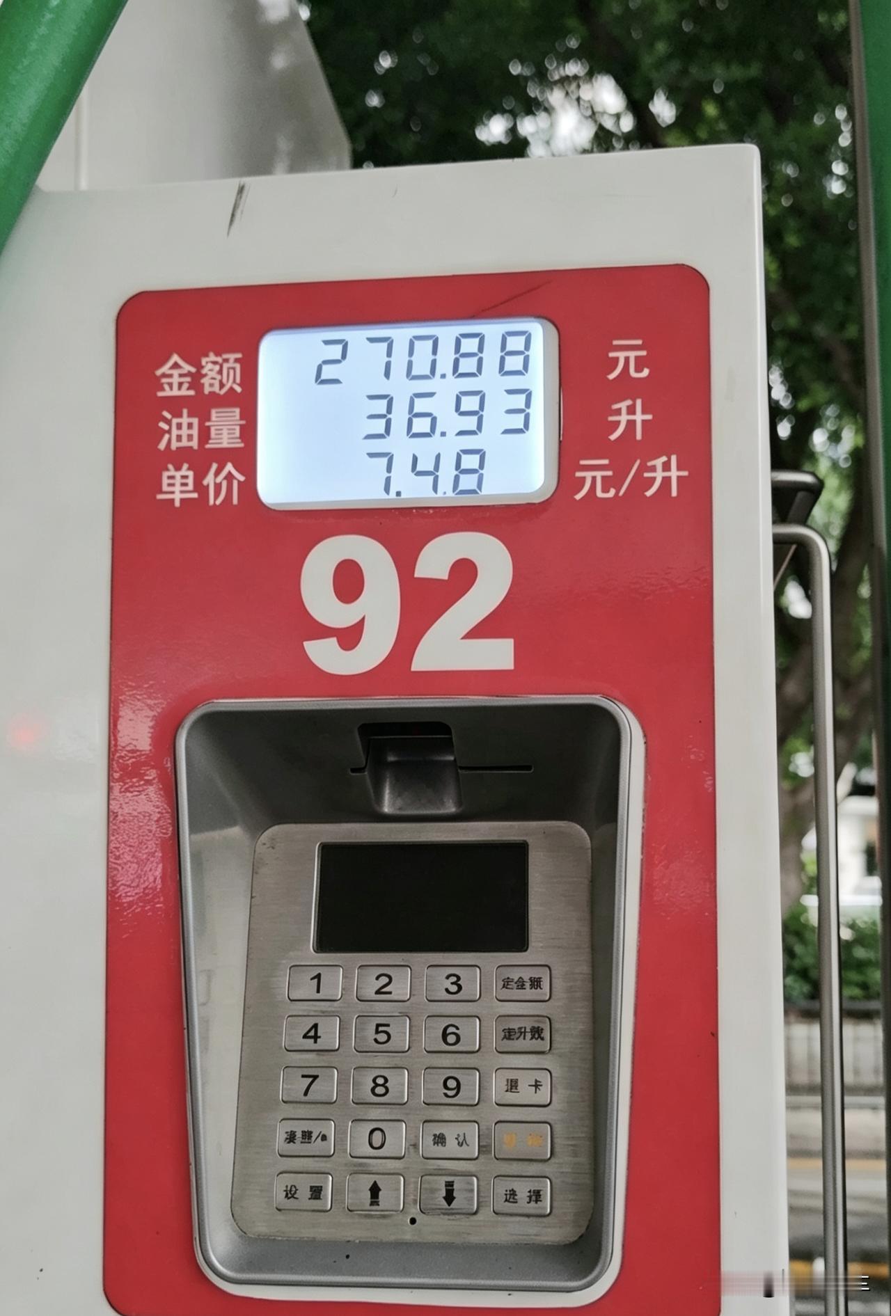 我觉得，现在最不吃亏的就是那些普通人还在开着老车，开着便宜耐造的车的人。毕竟