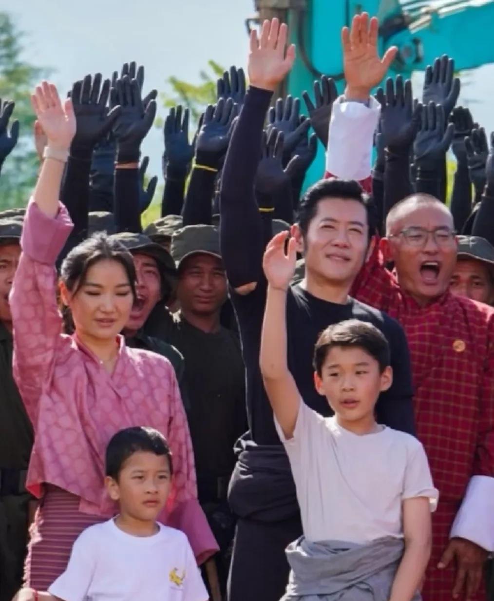 来看不丹国王王后带娃下地干活不丹国王夫妇带着两个大儿子为新机场奠基，佩玛带着两