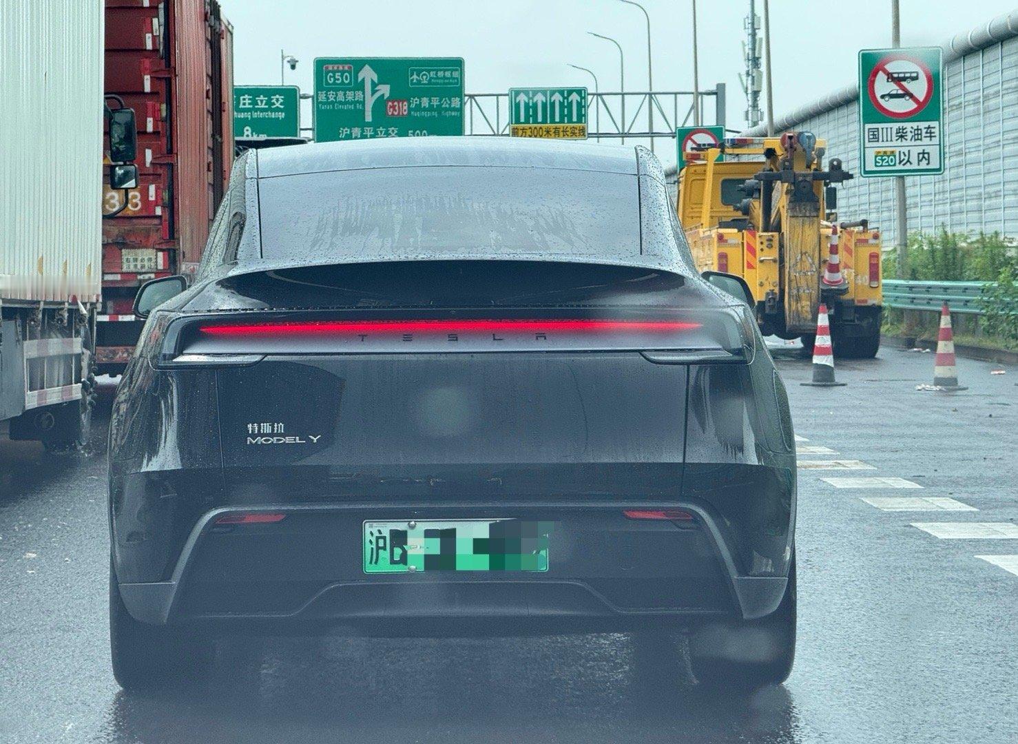 全新特斯拉ModelY的漫反射尾灯迄今为止是零差评卖的好总归是有杀手锏的​​