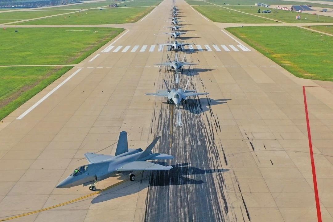 中国海军航空兵给全国人民硬核拜年！发布歼-35，歼-15T和歼-15DT等新锐舰