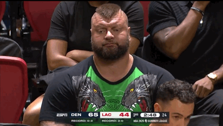 给大家介绍个大佬——MVP，正在中国搞球迷见面会的约老师的哥哥，斯特拉辛贾·约基
