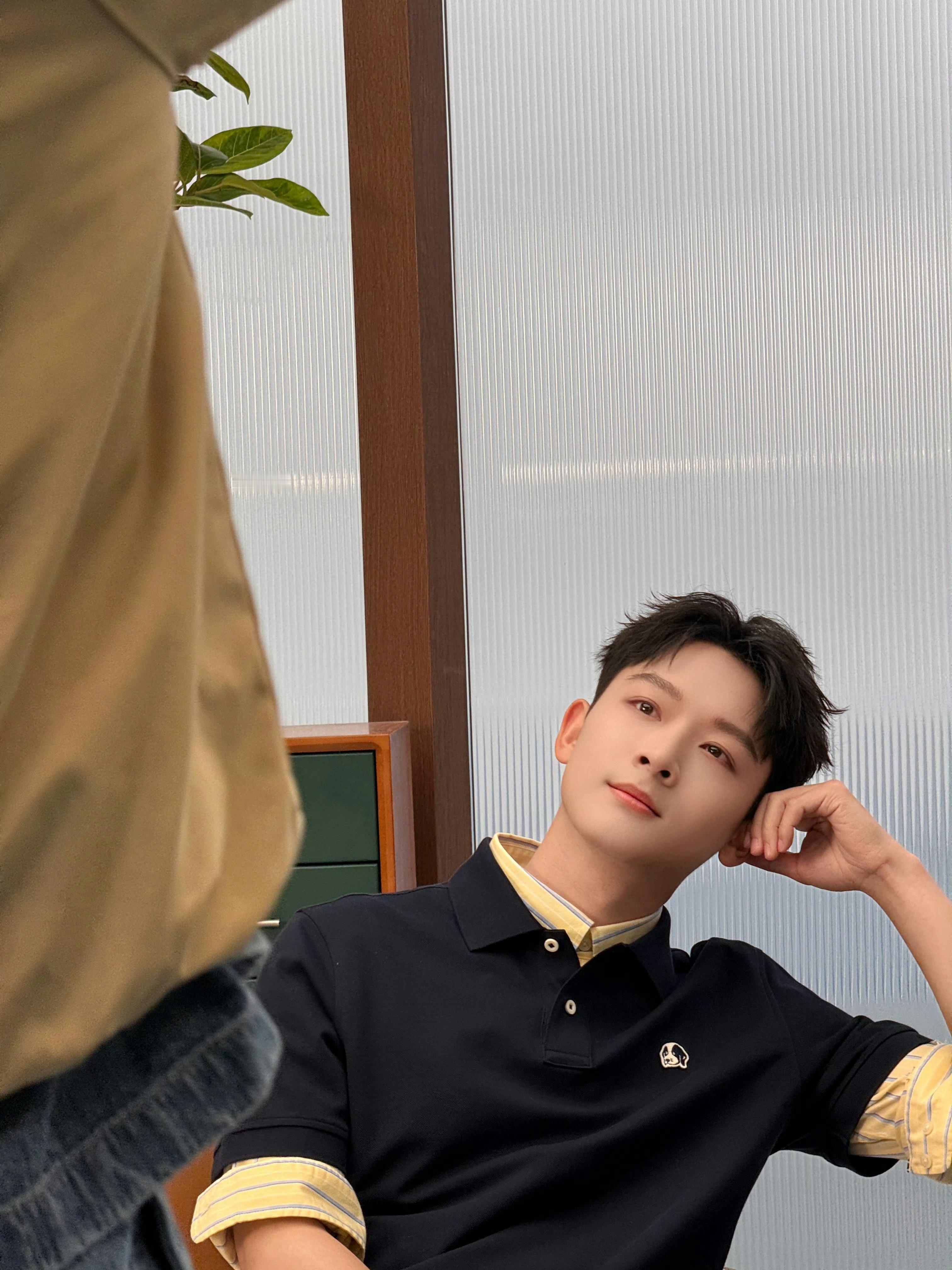 张晚意穿搭张晚意真的帅，什么颜色的衣服穿他身上都好好看衣服架子，这组live让