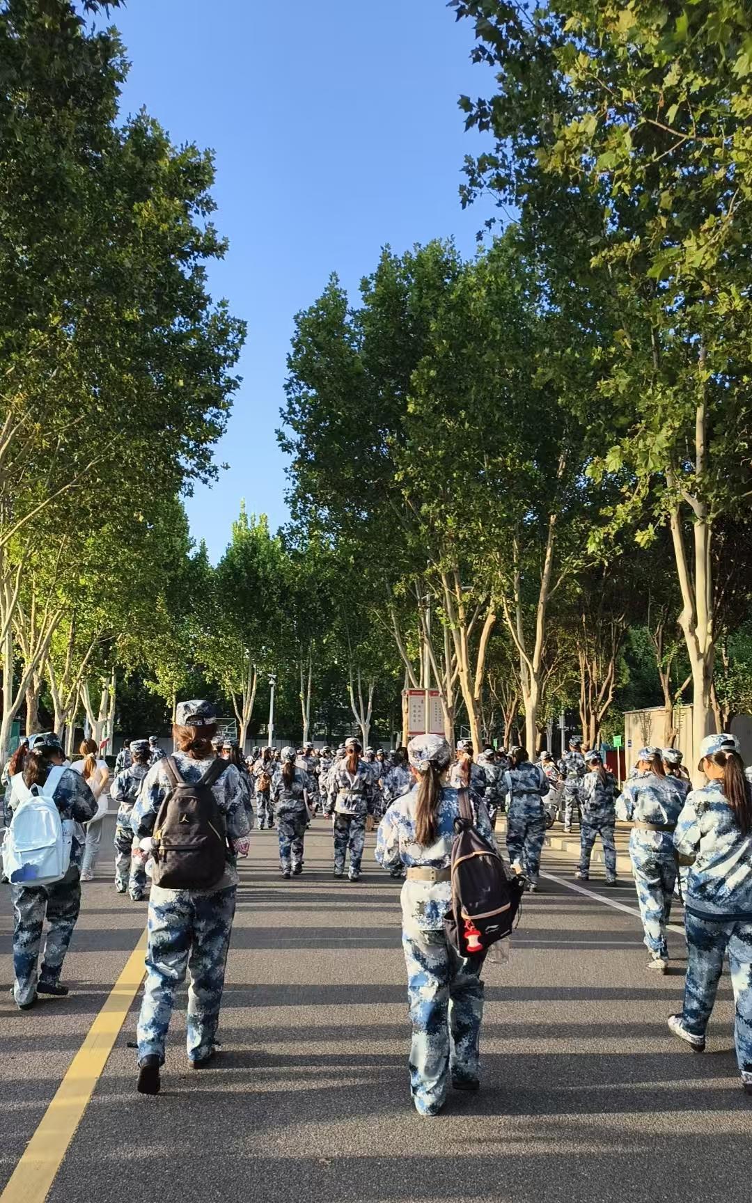 民办大学招不到学生了，民办高中也招不到学生了。朋友小孩读公立初中，原本12个班