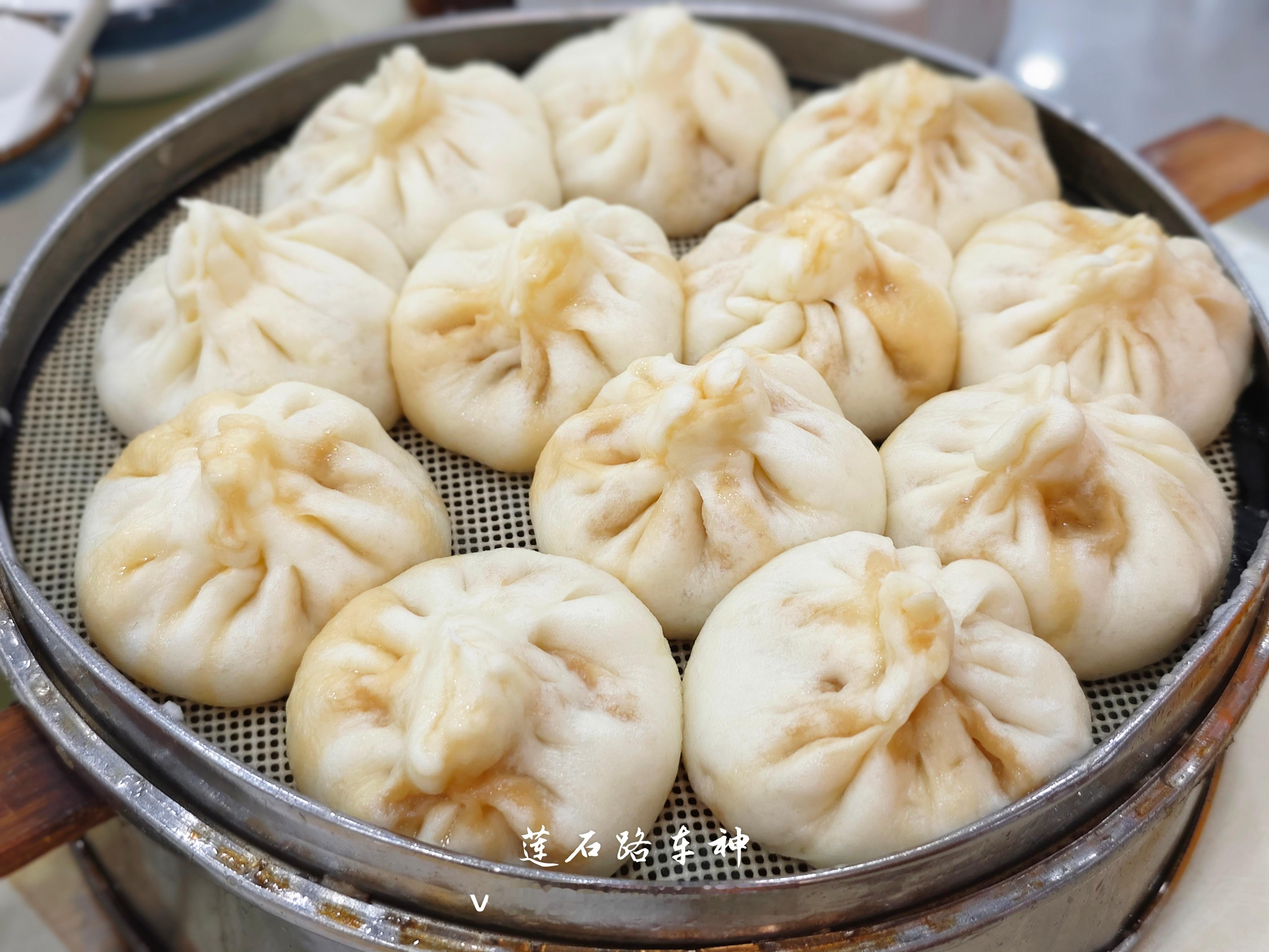 石家庄这包子可是真不赖！昨天从邯郸回北京路过石家庄吃了个晚饭，红星包子，连包子带