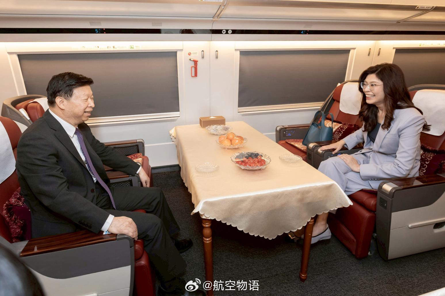 从上海到南京坐的CR400BF-A长编复兴号，细节把窗帘全拉下来了。